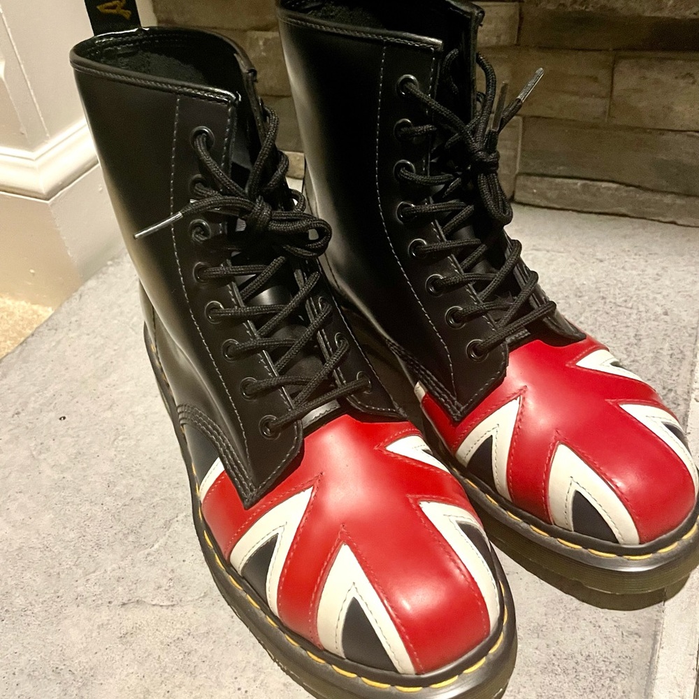 Dr. Marten’s Union Jack- Men’s 10/Ladies 11